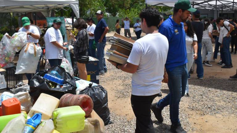 Decenas de personas han acudido al vivero del Jardín Botánico para entregar material reciclaje.