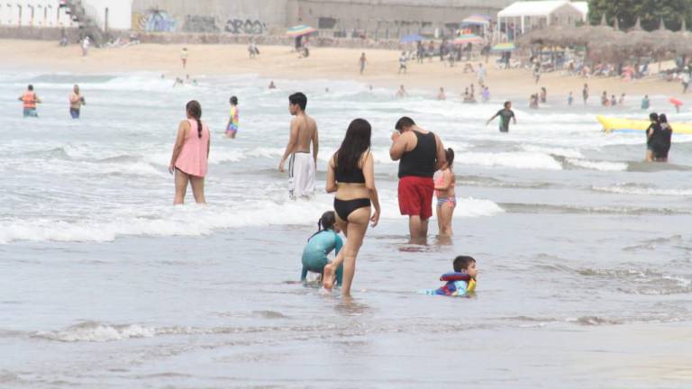 Las playas registran buena afluencia de bañistas que buscan en el mar mitigar un poco el calor