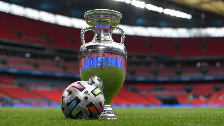 El trofeo de campeón de la Euro que este domingo se disputarán Italia e Inglaterra en Wembley.