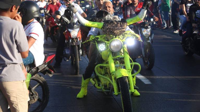 Conrado Salinas, mejor conocido como “El Maromero”, participa en el desfile motorizado.