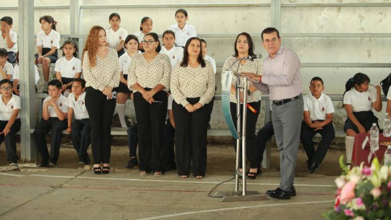 El Presidente de Mazatlán aclaró que las necesidades de las escuelas las debe atender la SEPyC.
