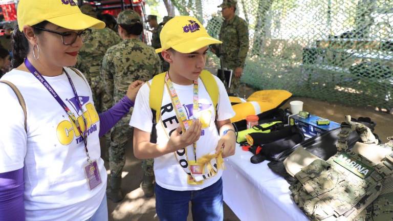 Niñas y niños del CRIT Teletón recorrieron los módulos informativos durante la Feria de Profesiones en el Parque Central. Niñas y niños del CRIT Teletón recorrieron los módulos informativos durante la Feria de Profesiones en el Parque Central.