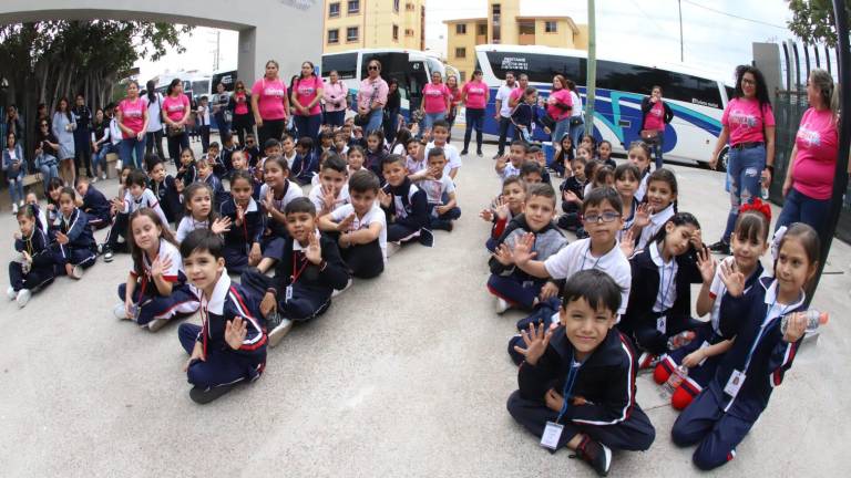 Bien formaditos, los niños de la Escuela Primaria ‘Jesús Manuel Ibarra Peiro’ esperan su entrada al Gran Acuario Mazatlán.