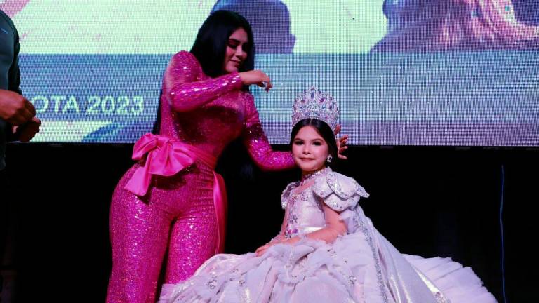 Valerie I, Reina Infantil del Carnaval Elota 2023, recibe los atributos reales de manos de la Alcaldesa Ana Karen Val.