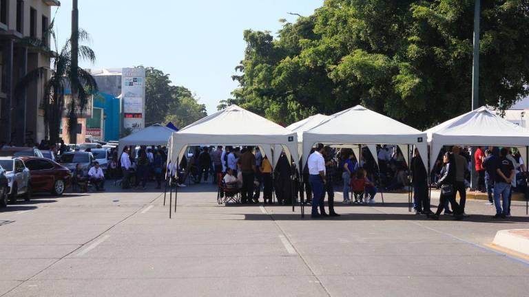 El plantón de trabajadores de la UAS frente a las instalaciones de la Fiscalía General de Sinaloa mantiene bloqueado el bulevar Enrique Sánchez Alonso, en Culiacán.