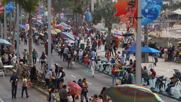 El malecón de Mazatlán a la espera del paso del desfile de Carnaval.