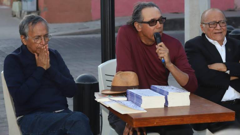 Febronio Zataráin, autor de ‘Casas en el Cielo’ estuvo acompañado por Arturo Santamaría y José Ángel Pescador, en la presentación de su libro.