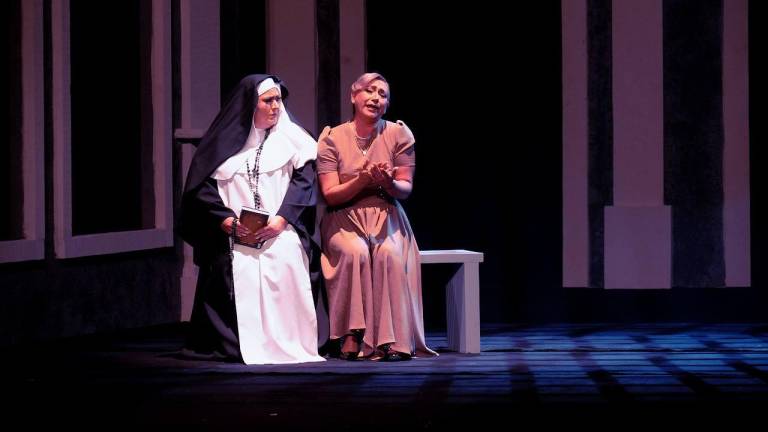 La Superiora y Carmela en plena actuación en la obra “Mese Mariano”, que se presentó en Historias Discordantes.