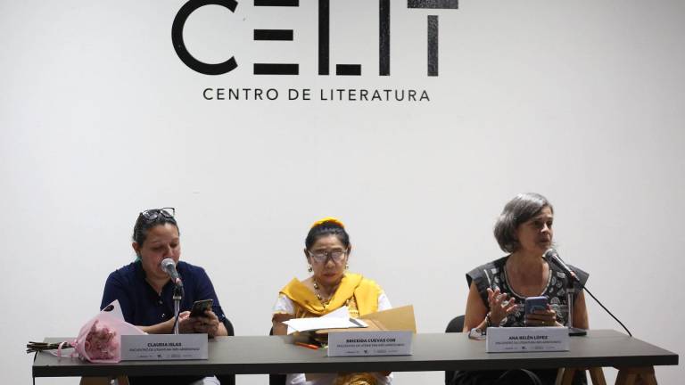 Claudia Islas, Briceida Cuevas Cob y Ana Belén López durante el recital de poesía.