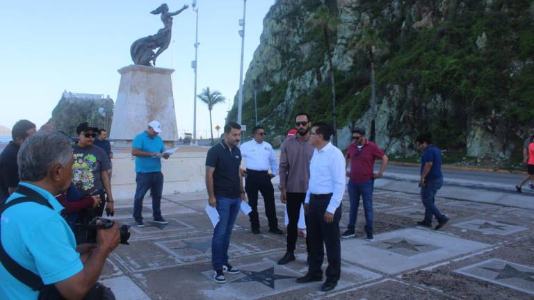 Autoridades municipales, encabezadas por el Alcalde Édgar González, recorrieron este sábado los monumentos de Mazatlán.