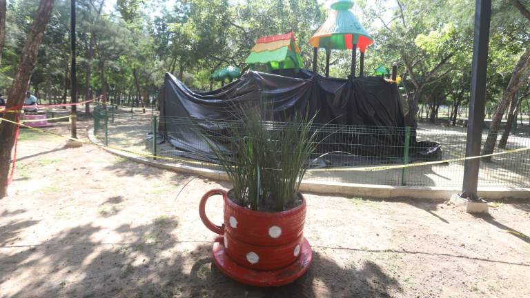 Se puede observar como continúa la colocación y adaptación de nuevos juegos recreativos para niños, los cuales se suman a los que ya estaban y recibieron rehabilitación. Se puede observar como continúa la colocación y adaptación de nuevos juegos recreativos para niños, los cuales se suman a los que ya estaban y recibieron rehabilitación.