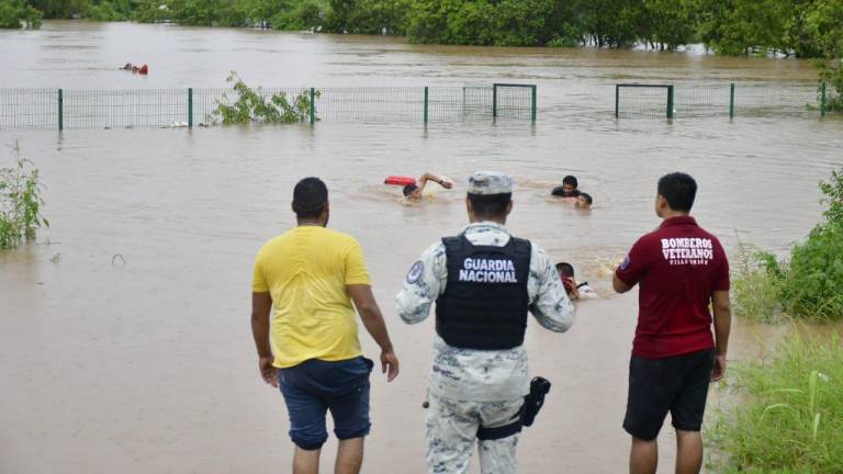 Cuerpos de rescate durante el paso de uno de los fenómenos climáticos por el sur de Sinaloa.
