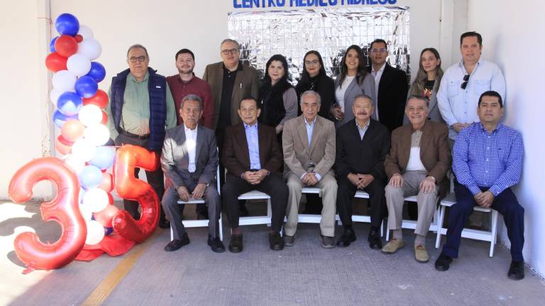 Médicos fundadores celebran 35 años de servicio en el Centro Médico Hidalgo.
