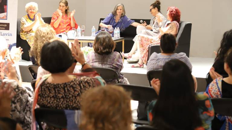 Mónica Lavín recibe un homenaje en el Quinto Encuentro de Escritoras y Lectoras Sinaloenses Julieta Montero, que se celebró en Mazatlán. Mónica Lavín recibe un homenaje en el Quinto Encuentro de Escritoras y Lectoras Sinaloenses Julieta Montero, que se celebró en Mazatlán.