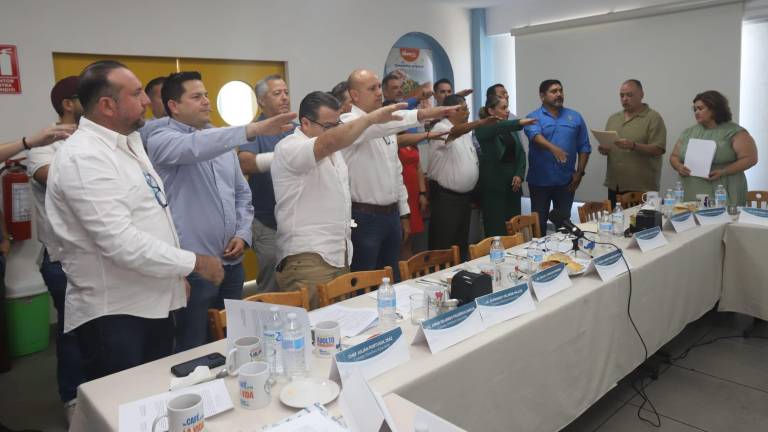 Erick Mandujano Caro fue reelecto como presidente de la Cámara Nacional de la Industria de Restaurantes y Alimentos Condimentados en Mazatlán para el periodo 2024-2025.