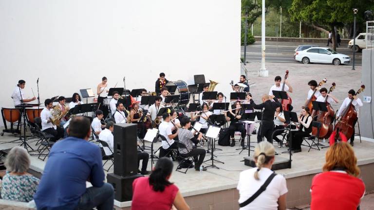 La Banda Sinfónica Juvenil del Estado se presentó en el ágora Rosario Castellanos. La Banda Sinfónica Juvenil del Estado se presentó en el ágora Rosario Castellanos.