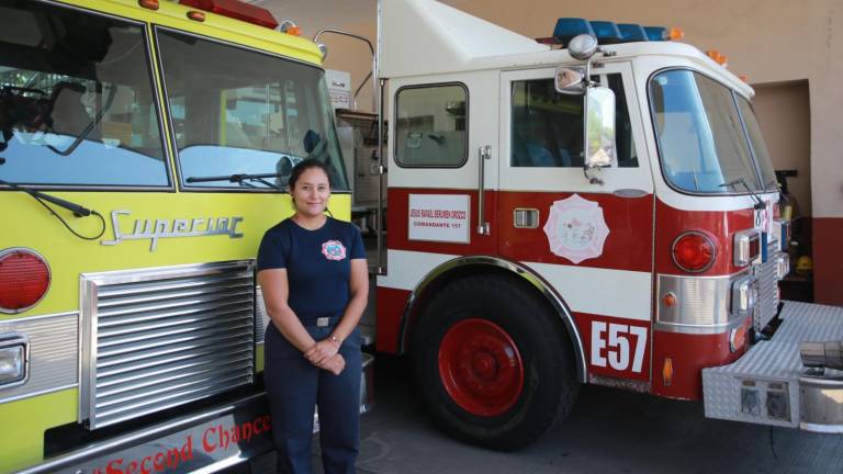 Martha Laura Pulido Saucedo es una joven bombero que disfruta ayudando a los demás.