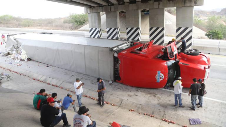 El tráiler se impactó contra un muro de piedras en el distribuidor vial del Libramiento Mazatlán.