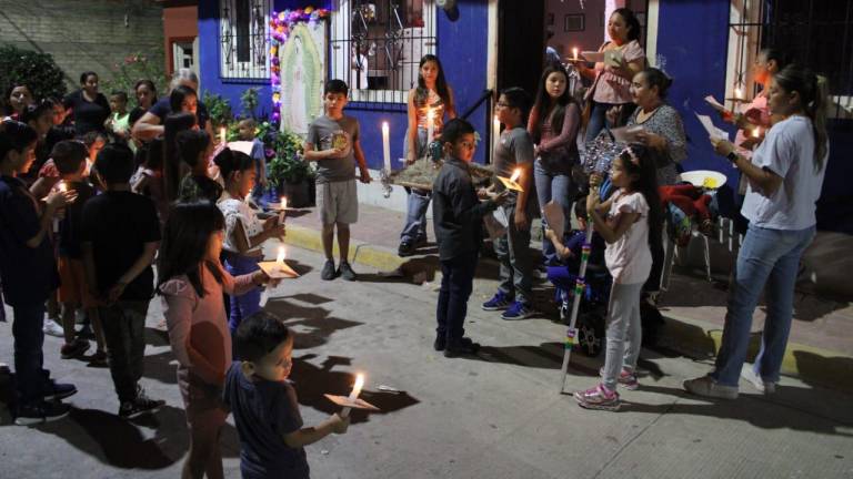 Niños y niñas piden posada por las calles de Rosario