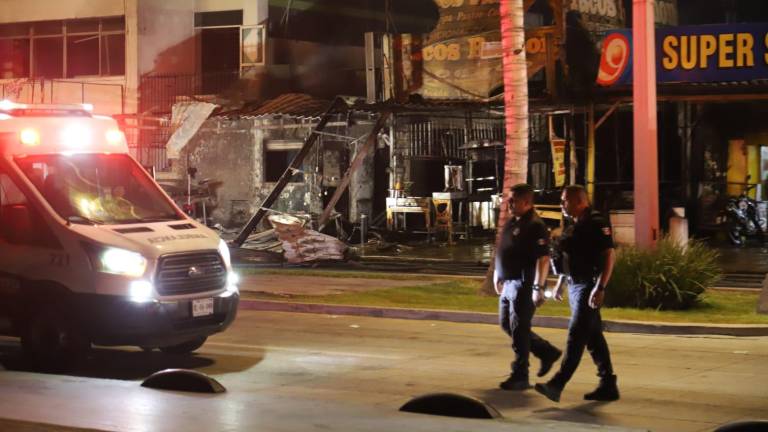 Bomberos y cuerpos de emergencia trabajan en la zona tras la explosión registrada en un negocio de tacos sobre la Avenida del Mar. Bomberos y cuerpos de emergencia trabajan en la zona tras la explosión registrada en un negocio de tacos sobre la Avenida del Mar.