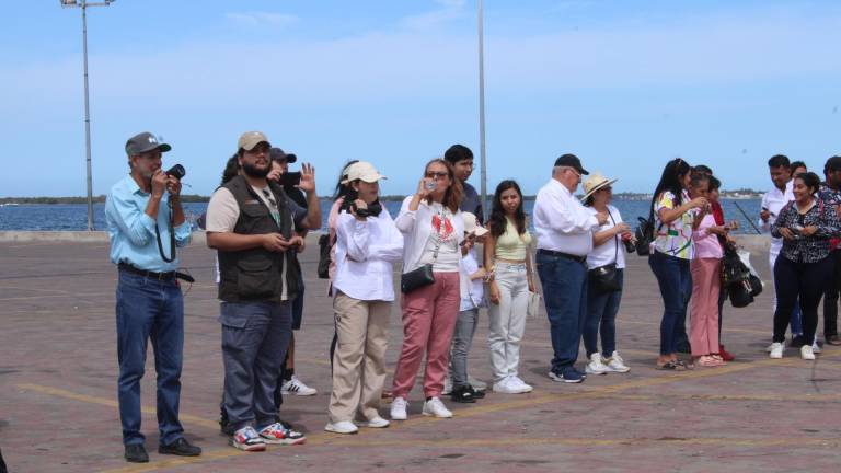 Familias de Navolato, Altata y Culiacán se dan cita en la Bahía de Altata para apreciar el eclipse.