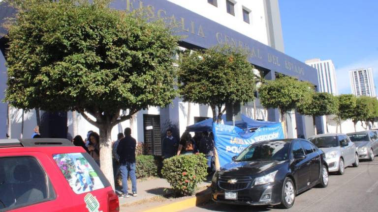 Personal de la UAS fue movilizado hacia la Fiscalía de Sinaloa para manifestarse por lo que dicen es una “campaña de odio” en su contra.