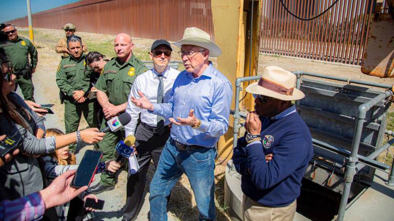El embajador de EU en México, Ken Salazar, estuvo de visita en la frontera de Tijuana.