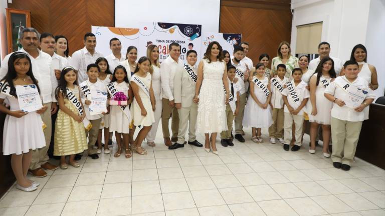 El nuevo Cabildo Infantil 2022 se toma la fotografía del recuerdo junto a Gabriela Peña Chico, presidenta del DIF Municipal y el cuerpo de regidores del Ayuntamiento.