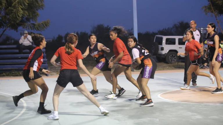 Con un juego en la Libre Femenil dio inicio la Copa Semana Santa de Baloncesto.