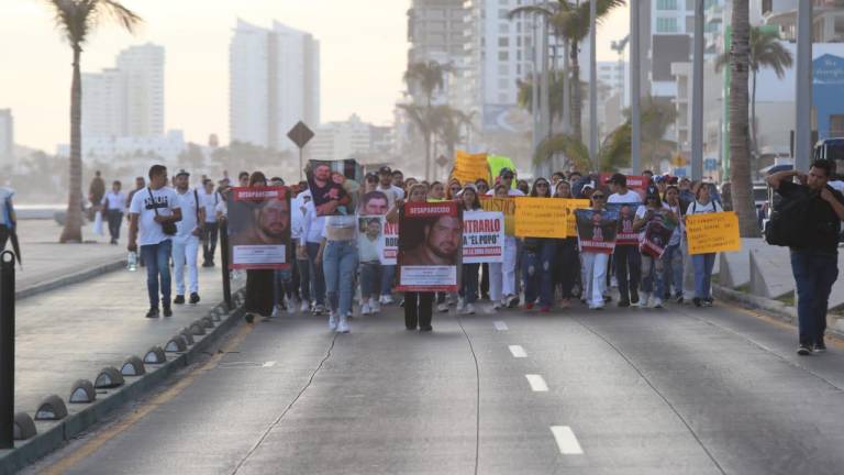 Decenas de personas realizan marcha por el malecón hacia la vicefiscalía para exigir que aparezca con vida Rodolfo Zataráin “El popo”, desaparecido desde el pasado domingo en Mazatlán.