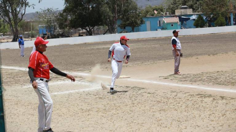 Los campos del Club Deportivo Chololos albergan buenos encuentros de beisbol en la categoría Máster.