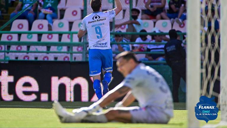 Puebla, con nueve jugadores, saca triunfo ante León, que se quedó con 10 elementos