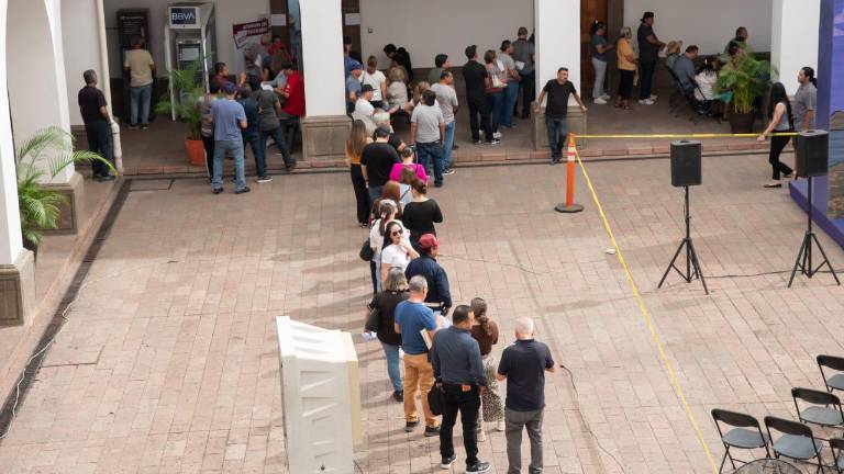 Contribuyentes acuden al Palacio Municipal de Culiacán para aprovechar promociones por el Buen Fin. Contribuyentes acuden al Palacio Municipal de Culiacán para aprovechar promociones por el Buen Fin.