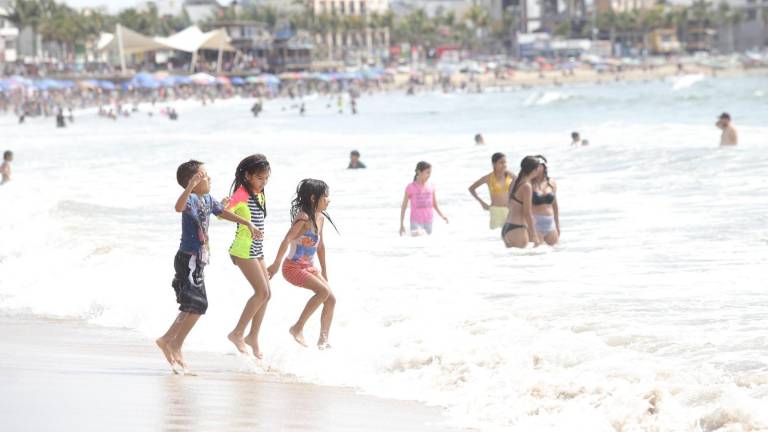 Registran playas de Mazatlán menor afluencia de bañistas