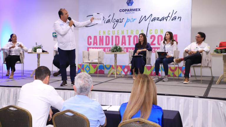 Los candidatos participaron en Diálogos por Mazatlán, evento organizado por la Coparmex Mazatlán.