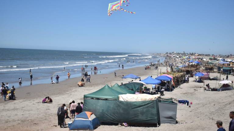 Cientos de personas disfrutan de las playas de Ponce, ubicadas al sur de Culiacán.