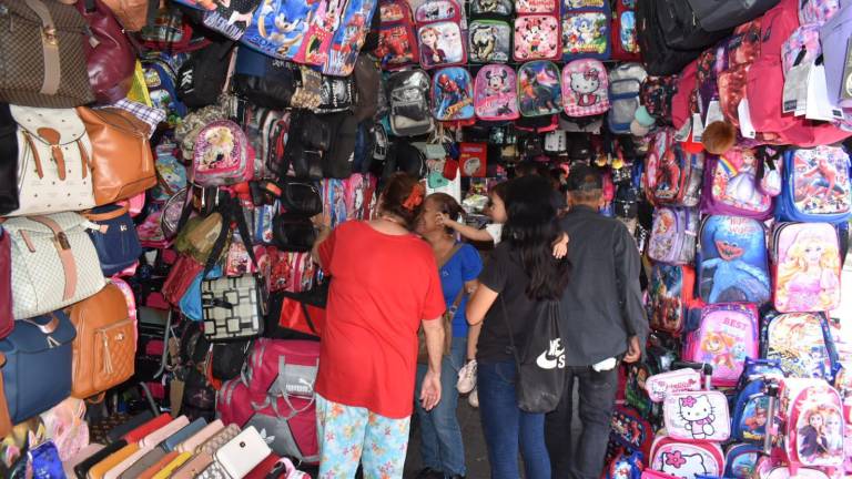 La búsqueda de útiles y uniformes escolares se nota más en los comercios de Culiacán pues está próximo a iniciar el ciclo escolar 2023-2024.
