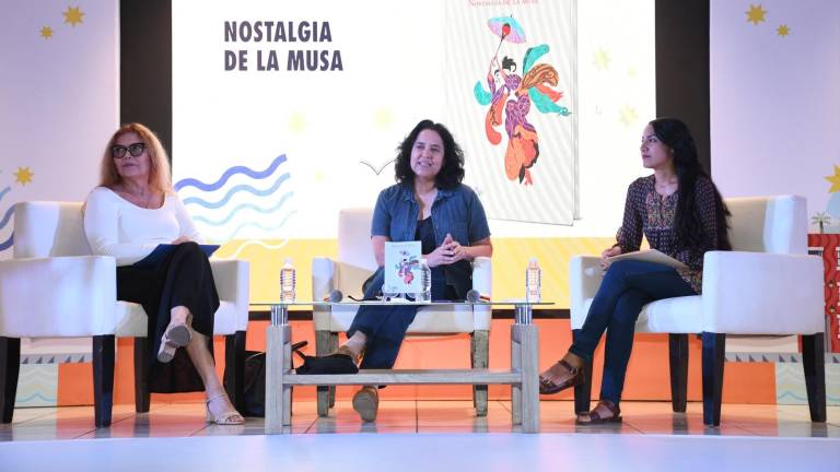 La directora de Literatura del Isic, Ernestina Yépiz, presenta en la FeliUAS su obra ‘Nostalgia de una musa’.
