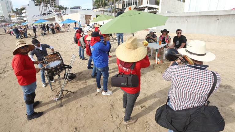 El Gobierno de Mazatlán asegura que solo habrá 27 permisos para que grupos musicales y bandas sinaloenses operen en las playas.