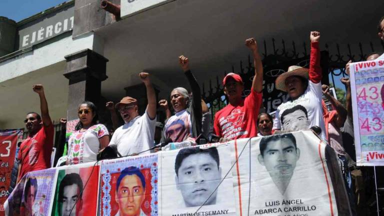 Segob contacta a normalistas de Ayotzinapa; estudiantes advierten que intensificarán sus protestas