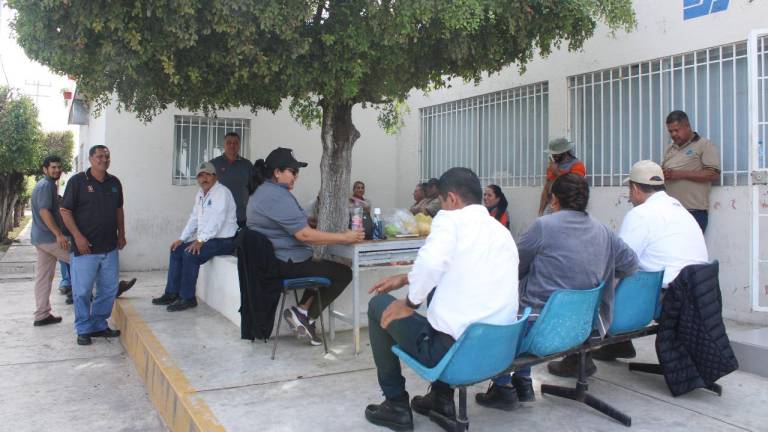 Trabajadores de Vectores y Zoonosis permanecen en asamblea a las afueras de la Jurisdicción Sanitaria 6 en Escuinapa.
