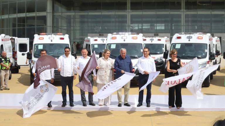 El Gobierno de Sinaloa recibe entrega de ambulancias y equipo de parte de la Beneficiencia Pública Nacional.