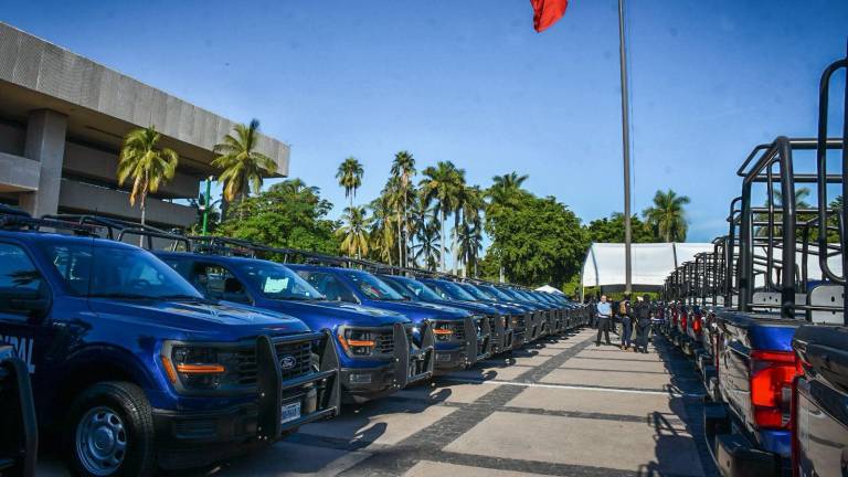 El Gobernador Rubén Rocha Moya entregó 80 patrullas y motopatrullas para las diferentes corporaciones de Sinaloa. El Gobernador Rubén Rocha Moya entregó 80 patrullas y motopatrullas para las diferentes corporaciones de Sinaloa.