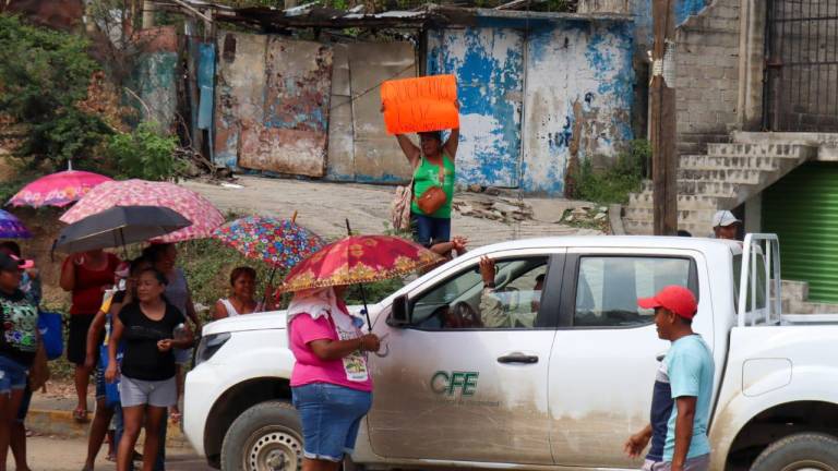 Momento en que habitantes de varias colonias de Acapulco retienen a trabajadores de la CFE para exigirles atención.