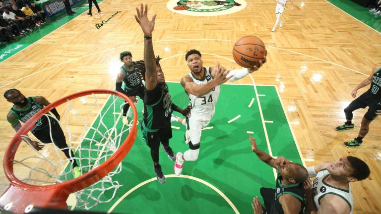 Giannis Antetokounmpo brilla ante Celtics.