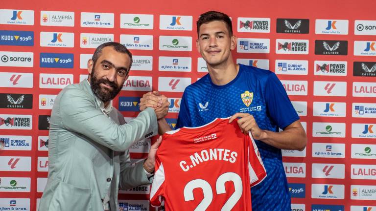 César Montes es presentado como jugador del Almería