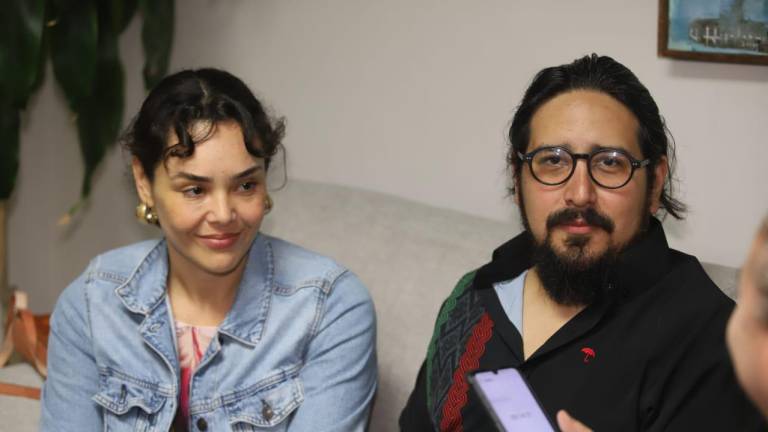 La soprano Rebeca de Rueda y Rodrigo Caravantes, director de Escena 77, en su visita a Noroeste Mazatlán, informaron que la función tocará las fibras más sensibles de los asistentes.