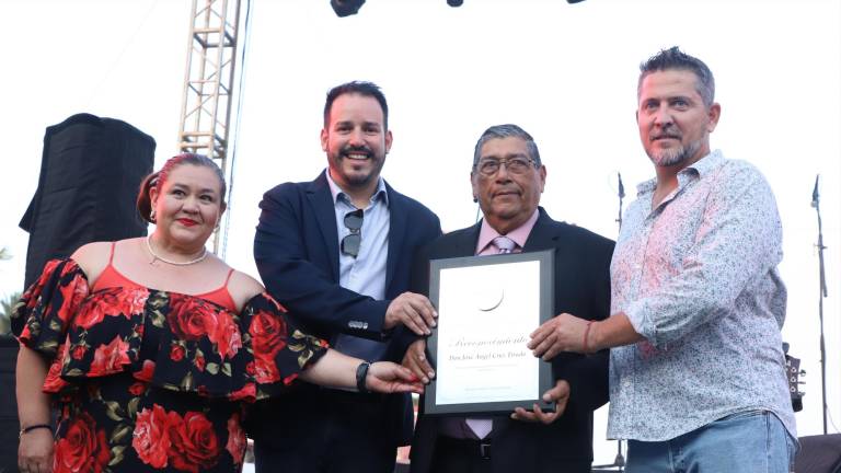 Don José Ángel Cruz recibió un reconocimiento que le otorgó Canirac Mazatlán por 50 años de trayectoria restaurantera en el puerto, le entregaron la distinción Lucía Guzmán, Ricardo Velarde y Rodrigo Becerra.