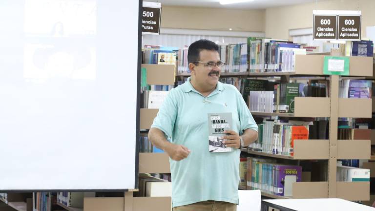 Juan José Rodríguez presenta su obra El inexplicable caso de la banda del carro gris. Juan José Rodríguez presenta su obra El inexplicable caso de la banda del carro gris.