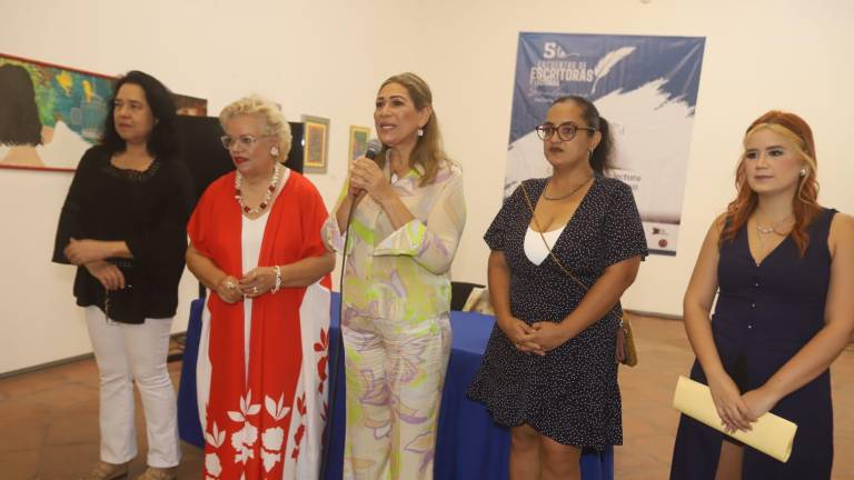 Silvia Michel, coordinadora del evento, da la bienvenida a las mujeres escritoras en este quinto encuentro. Silvia Michel, coordinadora del evento, da la bienvenida a las mujeres escritoras en este quinto encuentro.